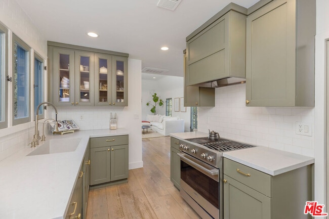 Building Photo - 5767 Tuxedo Terrace