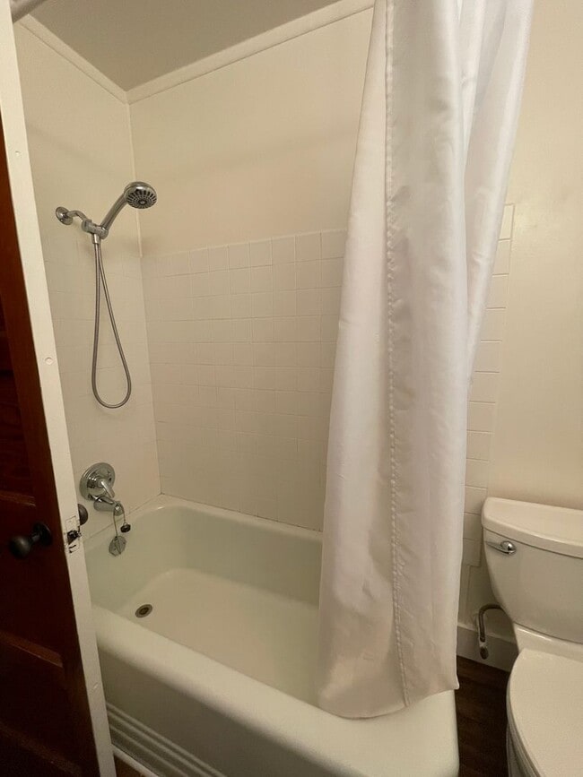 Building Photo - 2 bd., 1 bath with extra bonus finished ba...