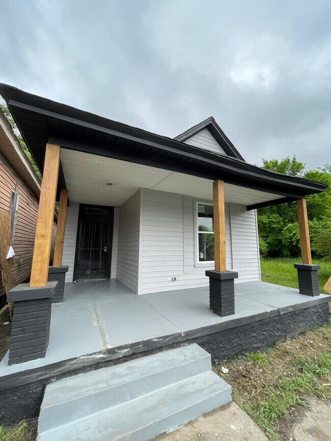 Primary Photo - 1262 Latham St