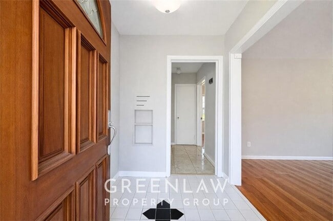 Building Photo - 1944 Lyle Ave