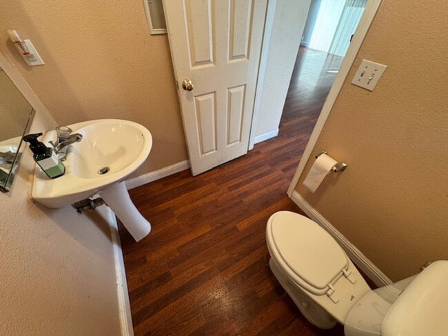 Building Photo - 3 Bedroom Townhouse Available Soon!