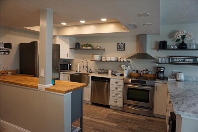 Building Photo - 534 Pinellas Bayway S