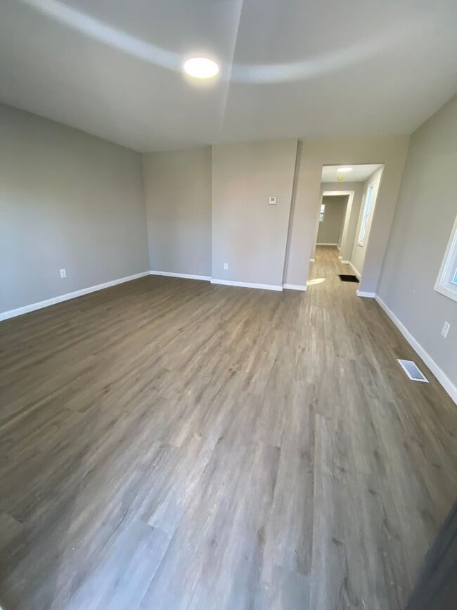Building Photo - ELMWOOD PLACE - Fully Remodeled 2-3 bed home with 1 bath.
