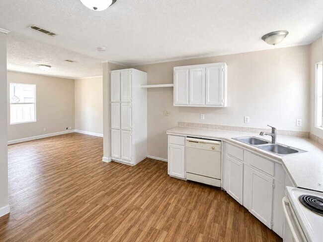 Building Photo - 11919 Kingslake Forest Dr