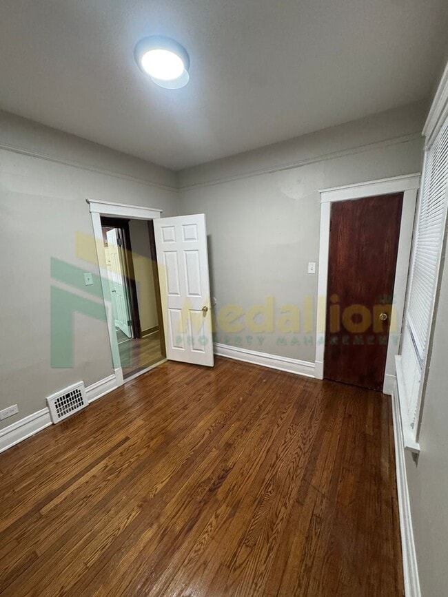 Building Photo - Updated Bungalow - 4Bed - Great location!