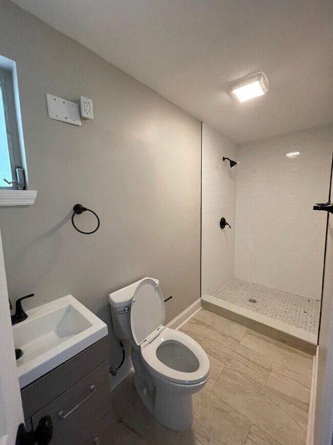 Building Photo - **4/2 Single Family home Available Now!!**