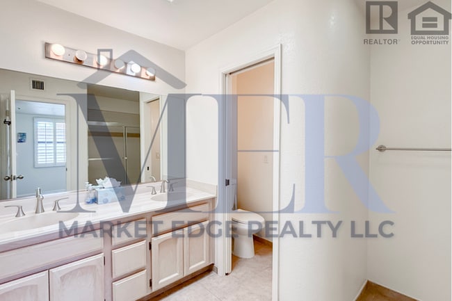 Building Photo - 3Bed/2Bath Furnished Home w/Stunning Backy...