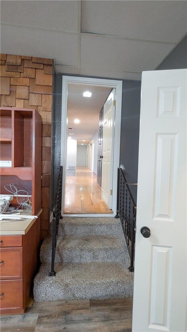 Building Photo - Charming 3-Bed, 2-Bath Oasis on West 6th S...