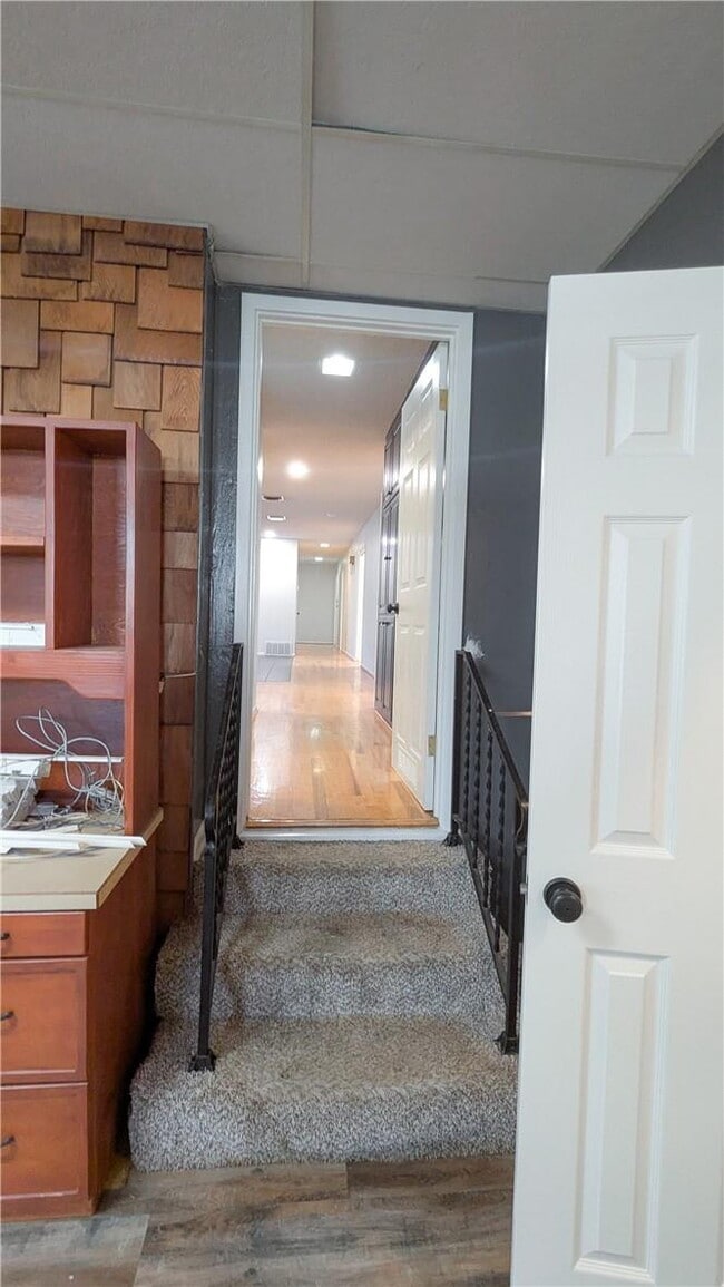 Building Photo - ***LABOR DAY SPECIAL! $600 OFF FIRST FULL ...