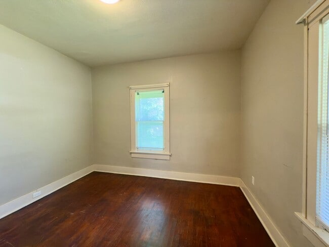 Building Photo - 2 Bedroom 1 Bathroom Bungalow