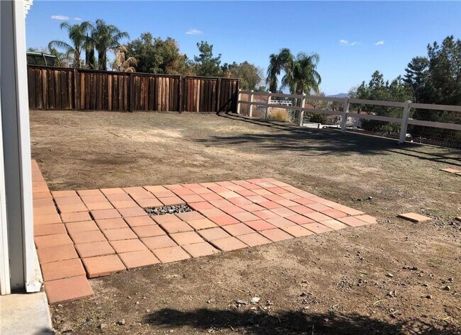 Building Photo - CLEAN ~ TURNKEY ~ SINGLE STORY ~ 4 BEDROOM / 2 BATH