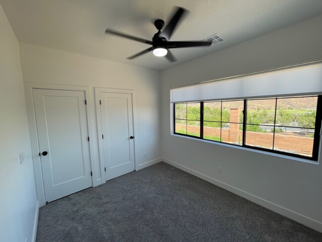 Building Photo - 676 676 W Lava Pointe Dr