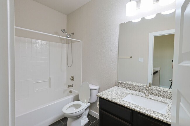 Building Photo - Large Modern Four Bedroom Duplex