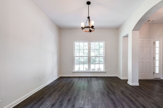 Building Photo - Spacious Custom 8 Bed 4.5 Bath Home on Lar...