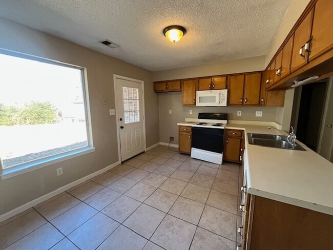 Building Photo - Renovated 3 Bedroom 2 Bath Home for Rent!!