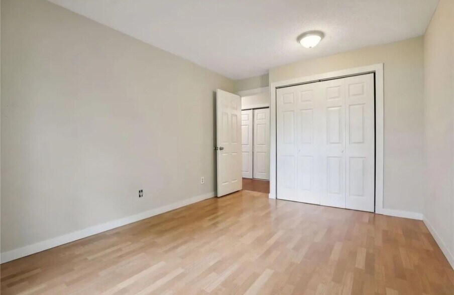 Building Photo - 935 11th Ave S