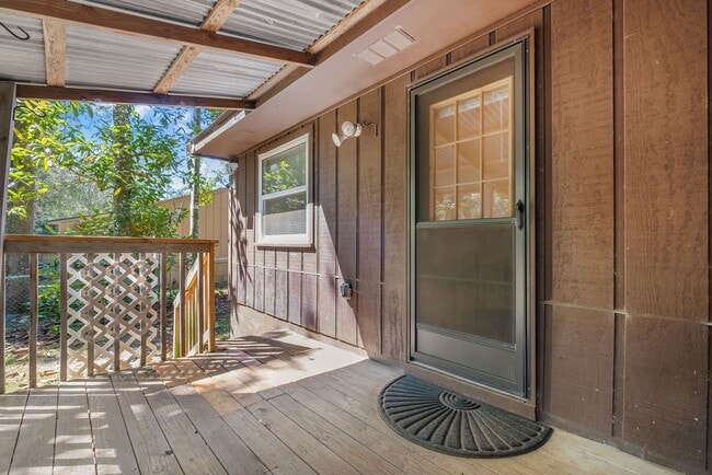 Building Photo - Townhome Off The Parkway