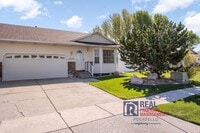Building Photo - Beautiful 2 bed 2 bath twin home - 2 car garage