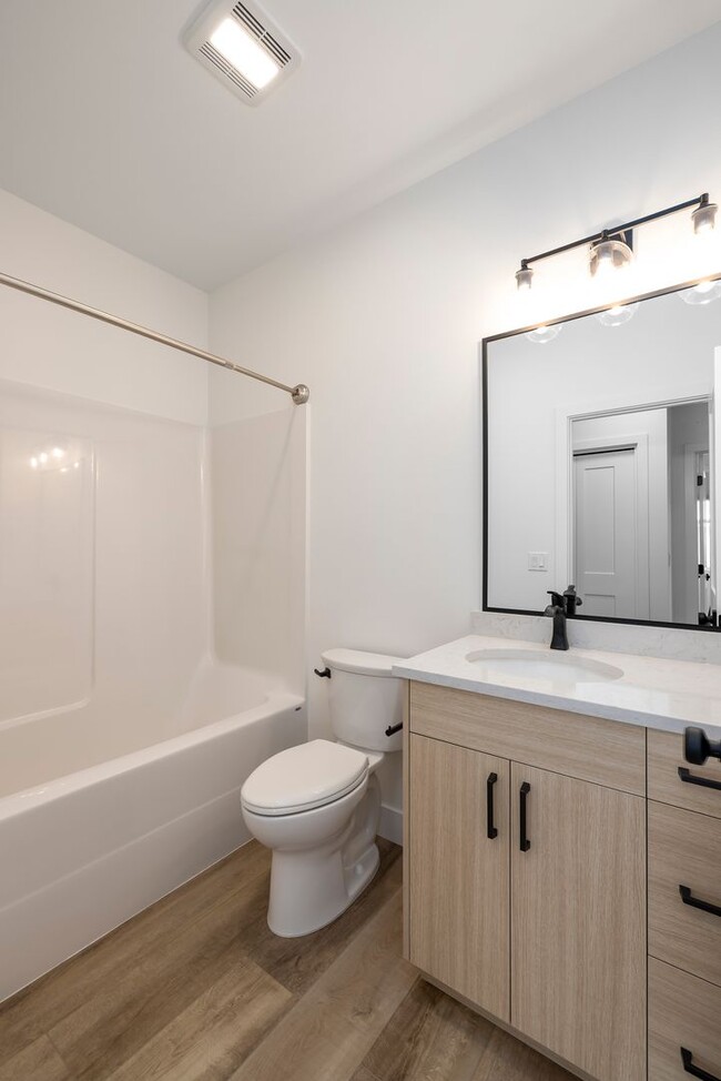 Building Photo - 4607 Pine Crest Dr