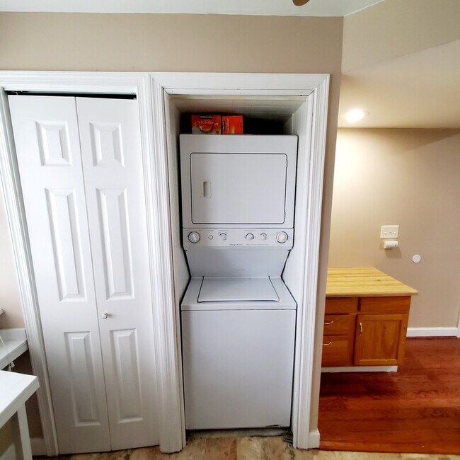 Building Photo - 210 Highmeadow Rd