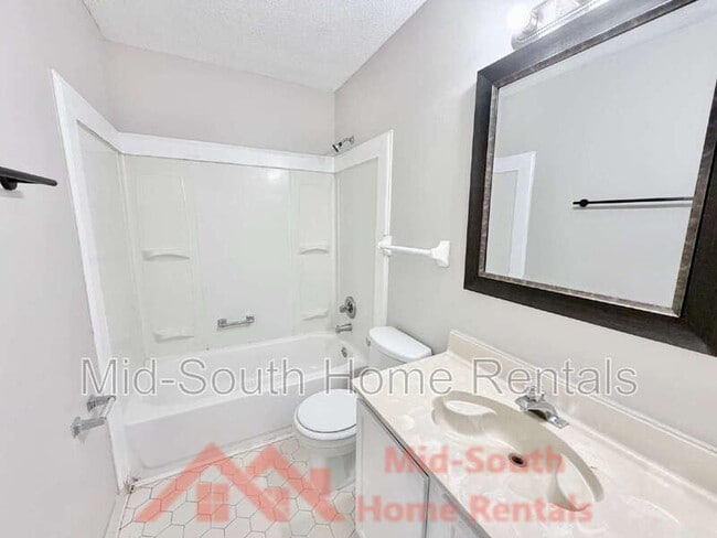 Building Photo - 4900 Walden Glen St