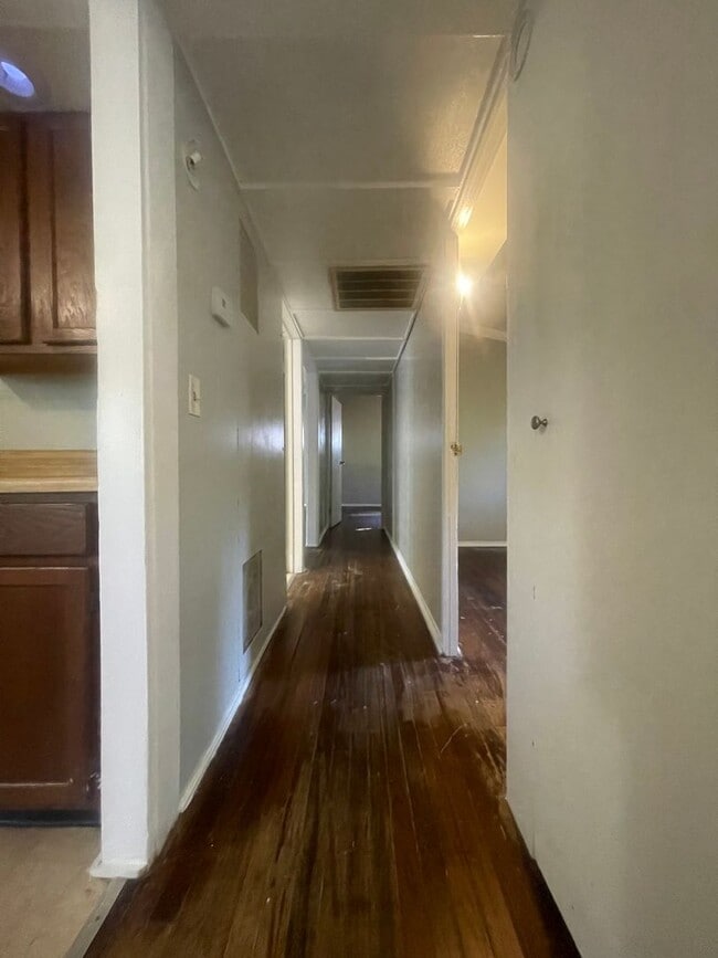 Building Photo - Cute 3 Bedroom Home
