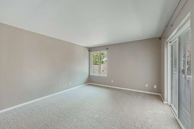 Building Photo - Super cute 2 bedroom, 1 3/4 bathrooms, Ful...
