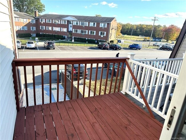 Building Photo - 210 Country Club Dr