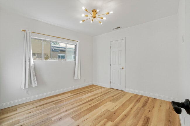 Building Photo - 1524 E Mariposa Ave