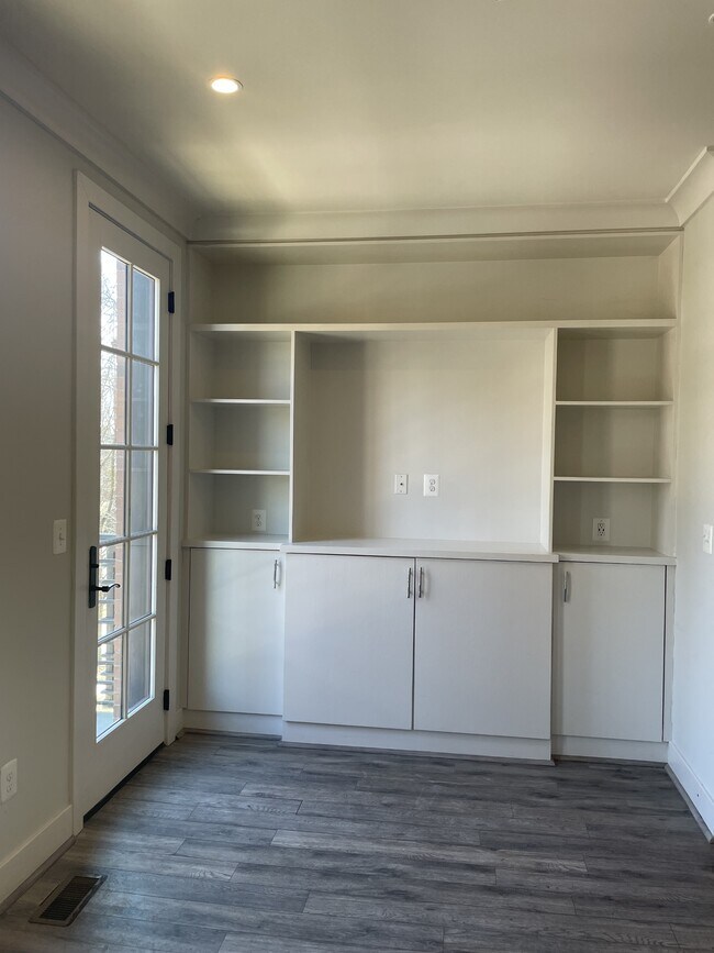 Building Photo - 918 N Buchanan St