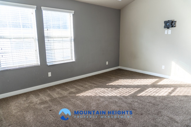 Building Photo - 858 Cecina Ct