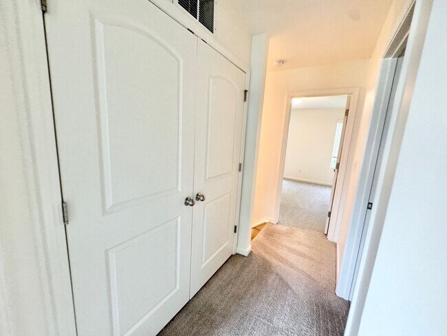 Building Photo - BEAUTIFUL 3BD/2.5BTH Townhome - MALLARD CR...