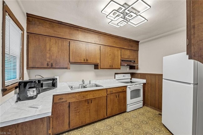 Building Photo - 1345 E Norcova Dr