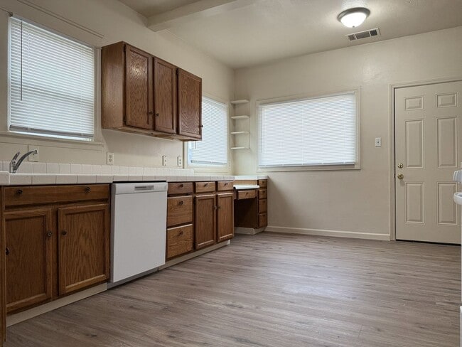 Building Photo - Endearing 3/1 Available!