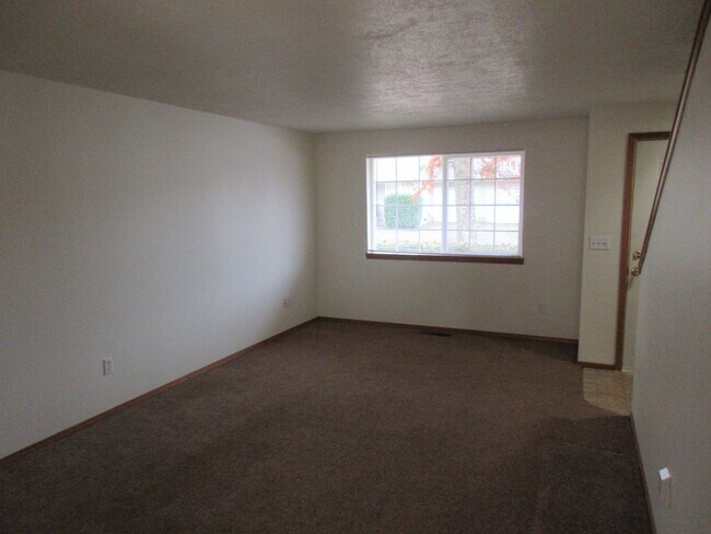 Building Photo - Two Bedroom Duplex in South Salem