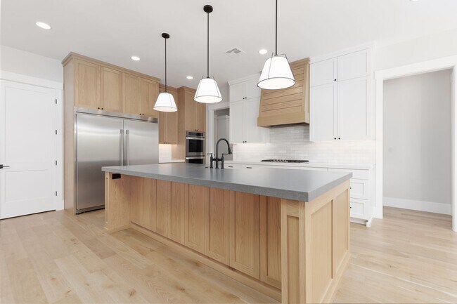 Building Photo - Gorgeous 5 bed | 3.5 bath |  Custom Home with RV Garage in Tonaquint!