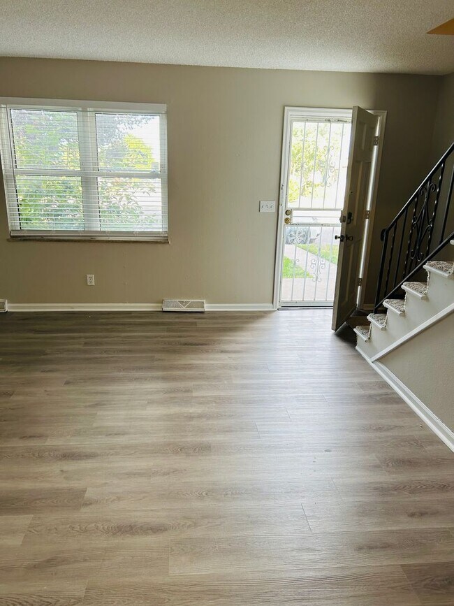 Building Photo - Beautifully Updated Townhome in Prime Loca...