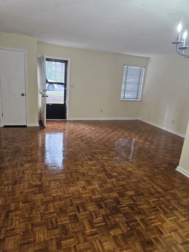 Building Photo - Quiet End-Unit Condo | Walk to University Place!