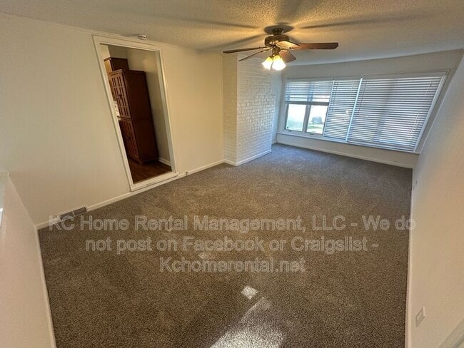 Building Photo - 6401 W 72nd Terrace