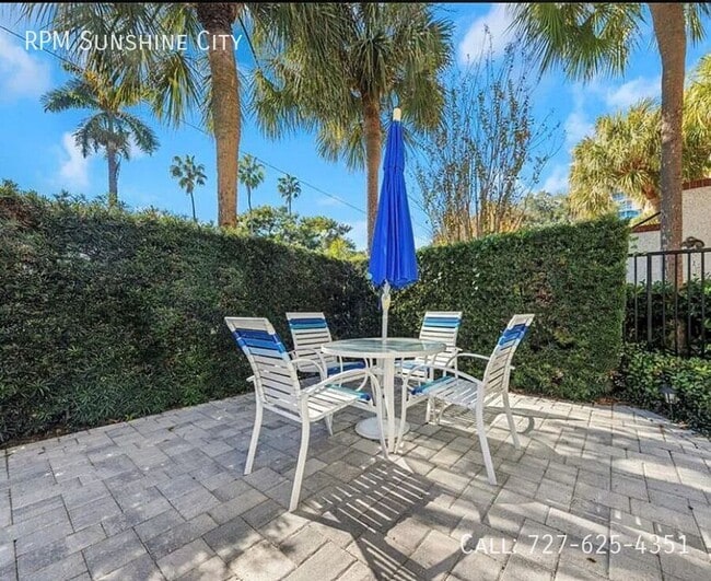 Building Photo - 701 Mirror Lake Dr N