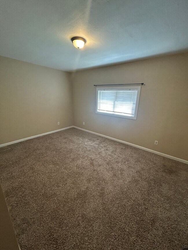 Building Photo - 3 Bed, 2 bath Rambler Home w/utilities included in Skyway, $3,135/mo.