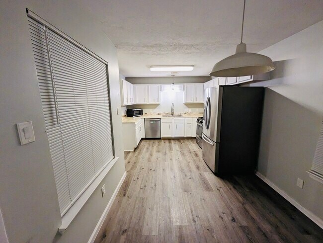 Building Photo - 6404 Mountain Pines Ln