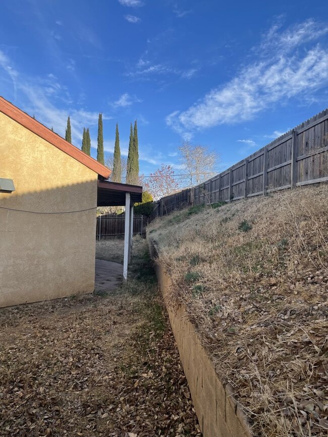 Building Photo - Located in the Heart of Tehachapi!