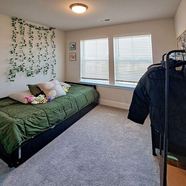 Building Photo - Gorgeous 4-Level Townhome with Rooftop Ter...