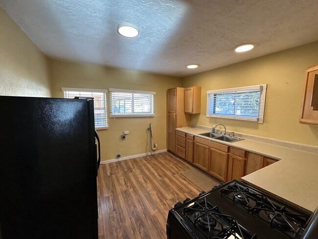 Building Photo - 703 N 5th St