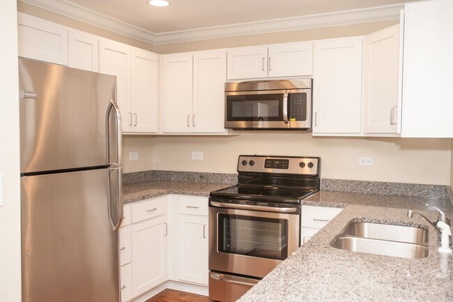 Building Photo - 3 Bedroom Townhouse at the Woodlands - END UNIT * only $500 deposit - End Unit