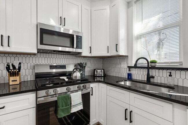 Building Photo - Luxurious 3-Bedroom Townhome in Point Breeze! Available NOW!