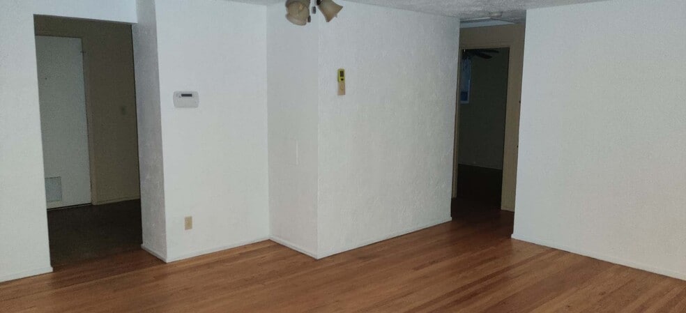Building Photo - 319 W Ridge Rd