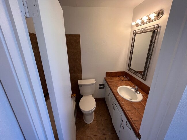 Building Photo - BEAUTIFUL NEWLY UPDATED 1 bed / 1 bath at ...