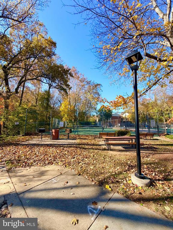 Building Photo - 10661 Weymouth St